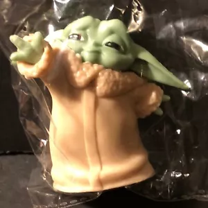 Star Wars Mandalorian Baby Yoda 2 1/2" The Child Grogu Attempting the Force - Bild 1 von 4