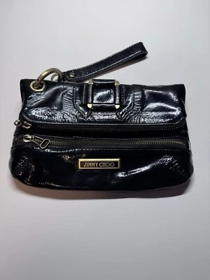 Bolso sin asas Jimmy Choo de charol negro con detalles de latón cepillado y correa negra Foto 1 de 4