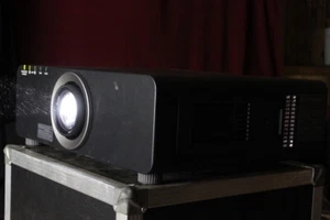 *Panasonic PT-DZ6700EL*Profi-Beamer Projektor projector 6000 ANSI 2000:1 WUXGA - Picture 1 of 18