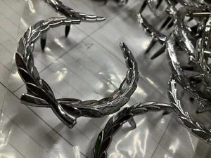 Coronas con emblema de Cadillac de posventa con puntas - Imagen 1 de 4