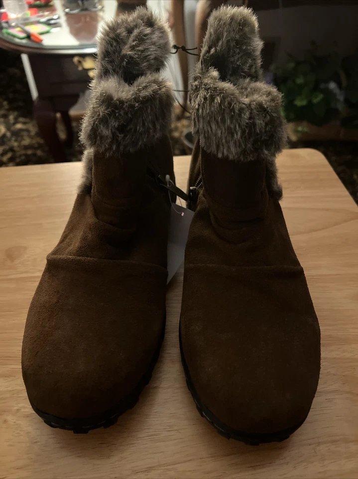 Size 9 Women's Khombu Lindsey Water Resistant Suede Buckle Winter BOOTS Brown