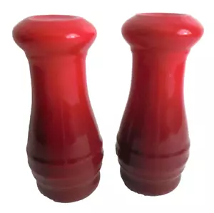 LE CREUSET Set Shaker Sale Pepe Gres Alto 5" Rosso Ciliegia Brillante Cerise - Foto 1 di 4
