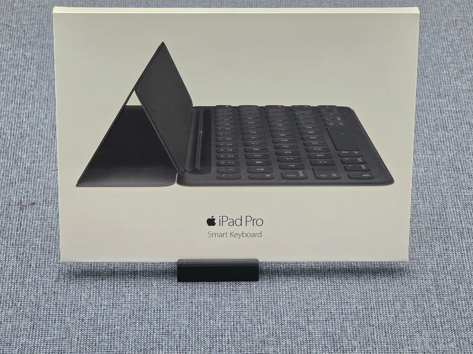 Apple Smart Keyboard Folio Cover Case for iPad Pro 9.7" 1st/2nd Gen (MM2L2AM/A) - Image 1 of 4