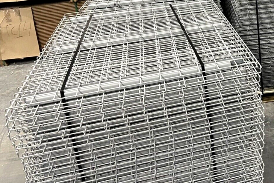 Terraza de malla de alambre de 58" de ancho se adapta a viga escalonada de 10' y estante de paleta de 48 pulgadas de profundidad vertical Foto 1 de 1