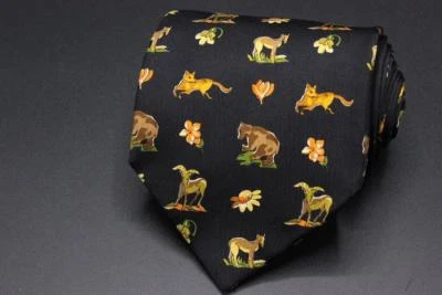 Corbata de seda SALVATORE FERRAGAMO. Oso y flores negro con carnero coyote ciervo y flores. Foto 1 de 4
