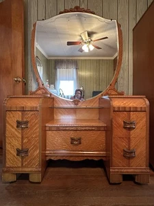 1940’s Vintage Waterfall Bedroom Suite - Picture 1 of 12