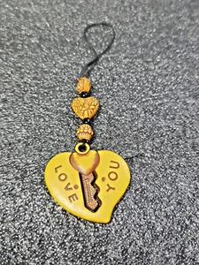 Ancien breloque pendentif téléphone portable perles coeur et clé love you mode plastique - Photo 1 sur 7