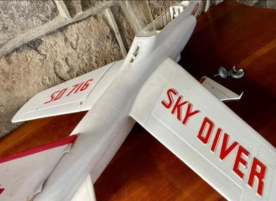 Avión de combate motorizado Remco Sky Diver 62 de colección dañado Foto 1 de 4