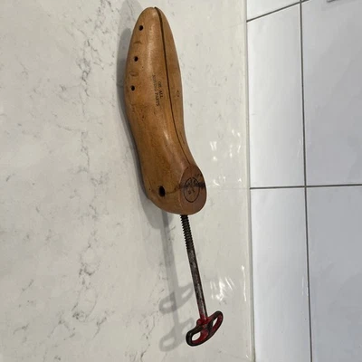 Estirador de zapatos ajustable vintage de madera para zapatero MARBO. Foto 1 de 4