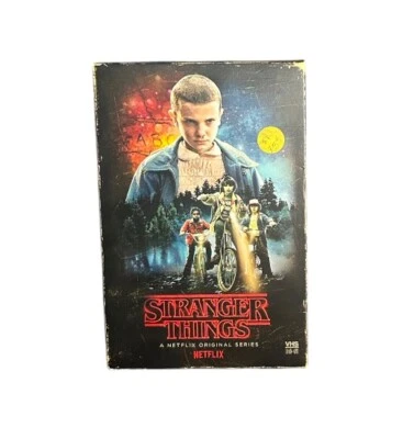 Netflix Stranger Things Season One, 2 диска DVD (ретро видеомагнитофон Thene Edition) бокс-сет - Изображение 1 из 4