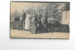 AK RPPC Echtfoto Familie mit älterer Frau sitzend ca. 1910-1930 - Bild 1 von 2
