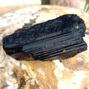 Kristall Schörl schwarzer Turmalin Rohstein 0,33KG Lebenskraft Schutzstein Nr.J7 - Bild 1 von 10