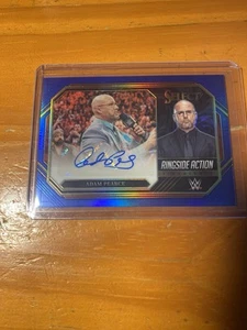 2023 Panini Select WWE Adam Pearce #/49 Blue Autograph Card Scrap Daddy - Foto 1 di 2