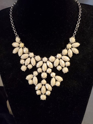 OFF WHITE Collana Fun Modern Off White Crema Flower Statement Catena Tono Argento