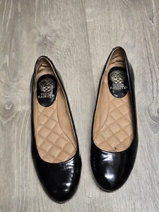 Bailarina plana Vince Camuto para mujer de charol negro con ribete dorado talla 7M - Imagen 1 de 9