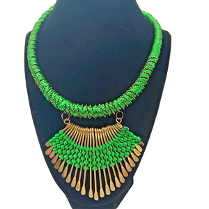 Collar Gargantilla Babero Estilo Tibetano Hilo Verde Tono Latón Espiral y Picos Boho - Imagen 1 de 24
