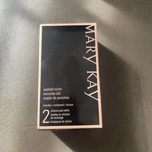 MARY KAY EYELASH CURLER WITH 2 SILICONE PAD REFILLS~LIMITED EDITION! - Picture 1 of 4