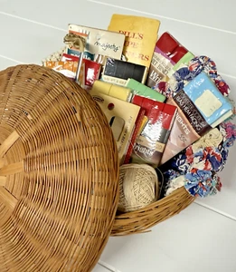 Lote De Colección De Nociones De Costura, Pieza De Edredón Yoyo, Tapete En Cesta De Costura De Mimbre - Imagen 1 de 10
