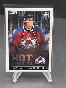 2013-14 NATHAN MACKINNON PANINI SCORE HOT ROOKIES RC #686 SP HOT - Picture 1 of 2