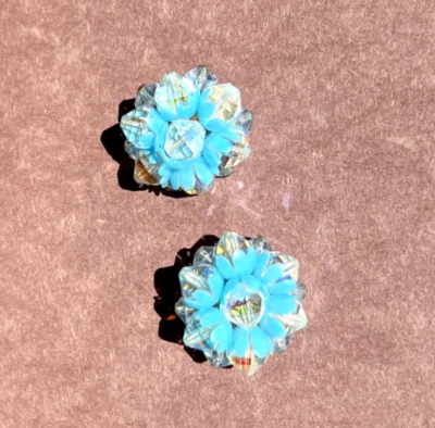Pendientes de clip con racimo de diamantes de imitación azul y AB Foto 1 de 4