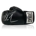 Schwarzer Boxhandschuh, signiert von Mike Tyson