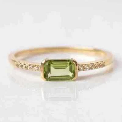 Anillo solitario de peridoto simulado corte esmeralda de 2,15 quilates chapado en oro amarillo de 14 quilates plateado Foto 1 de 4