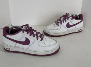 Scarpe Nike Air Force 1 '07 bianche bordeaux chiaro DH7561-101 giovani taglia 7 - Foto 1 di 11