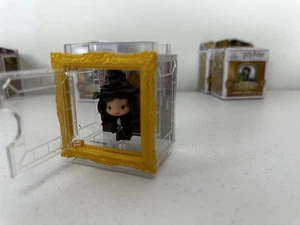 Harry Potter Mundo Mágico Micro Momento Mágico Hermione con Sombrero Año 1 - Imagen 1 de 2