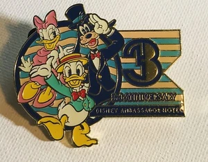 Disney Ambassador Hotel 3rd Anniversary Donald Goofy & Daisy Hyperion Pin - Bild 1 von 2