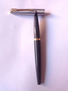 pluma PARKER 45 CON TAPA SEPILLADA Y CLIP DORADO EN FORMA DE FLECHA - Imagen 1 de 14