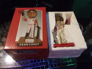 2012 Cincinnati Reds SGA 1° Basemen Sean Casey Bobblehead # 25.000 NUOVO IN SCATOLA - Foto 1 di 1