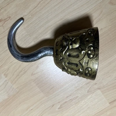 Gancho pirata de plástico canguro con diseño de calavera. Para adultos o niños Foto 1 de 4