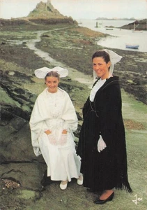 22 TREGOR FEMME EN COIFFE ET JEUNE FILLE - Picture 1 of 2