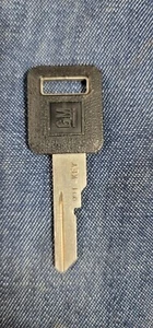Sello de colección GM 1970s 1980s llave automática en blanco (SIN CÓDIGO) raro General Motors Nuevo de Lote Antiguo - Imagen 1 de 2