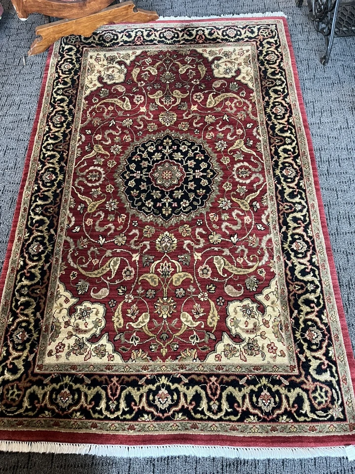 Alfombra de tamaño mediano calidad Ethan Allen Foto 1 de 4