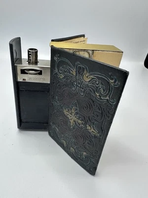 Vintage I M Corona Lighter  Book Of Smoking Knowledge. Japan VERY RARE 4”x2.75” Foto 1 de 4