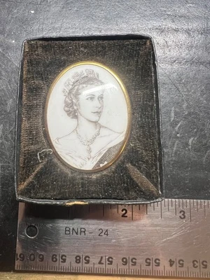 Vintage Rare 1953 Coronation Brooch  Queen Elizabeth II Royal Worcester #144 - Image 1 of 4