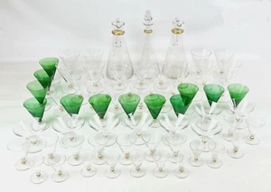 SAINT LOUIS GLASWAREN MIT 66 TEILEN. BLUMEN IN DIE SÄURE GRAVIERT. 1930 - Bild 1 von 1