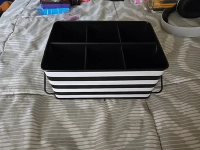 Cesta de carrito utilitario a rayas blancas y negras con asa y secciones Foto 1 de 4