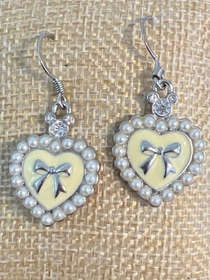 Pendientes Disney en forma de corazón ocultos Mickey tono plata esmalte perlas de imitación arco Foto 1 de 4