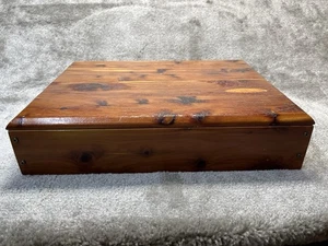 Vintage Zeder Schmuck Schmuck Andenken Box Truhe 16” x 12” x 3” Handarbeit Holz - Bild 1 von 10