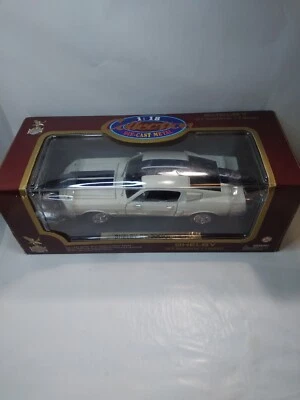 Diecast 1:18 Shelby GT 500 KR 1968 blanco con rayas azules interior negro. Foto 1 de 4