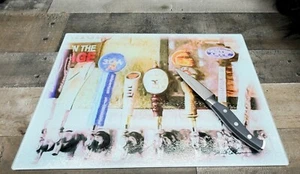 Glas Schneidebrett mit Bierzapfhähnen Hintergrund für Barware/Mancave - Bild 1 von 7