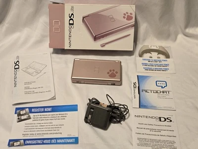 Nintendo DS Lite Metallic Rose Edición Best Friends Caja Insertos Serie a Juego Foto 1 de 4