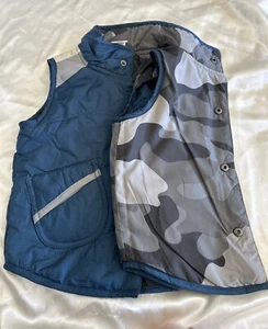 GILET LEGGERO MIMETICO BLU/GRIGIO REVERSIBILE 24 MESI BAMBINO NUOVO SENZA ETICHETTE ORIGINALE CHIUSURA A SCATTO - Foto 1 di 17