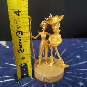 Estatua dorada Woody Bo Peep 2021 de los parques Disney 50 aniversario adorno de Navidad - Imagen 1 de 3