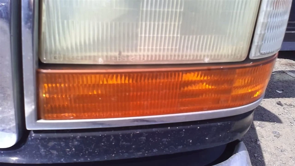 Driver Corner/Park Light From 8501 GVW Fits 92-97 FORD F250 PICKUP 30668723 - Image 1 of 4
