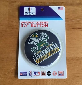 "Pin de botón oficial vintage Wincraft Notre Dame irlandés NCAA 3,5"" NUEVO EN PAQUETE sin abrir" - Imagen 1 de 2