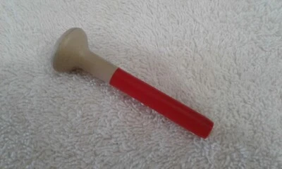 Botão de bloqueio de assento traseiro Nissan OEM 2014 thru 2018 Versa, Note Rogue vermelho/castanho usado - Imagem 1 de 2