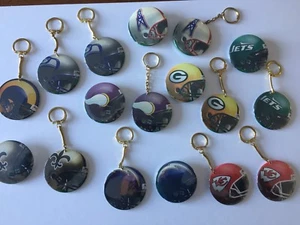 VIKINGS~GREEN BAY~JETS~SEAHAWKS~NFL FOOTBALL~ 17 PIECE KEY CHAIN & PIN SET~ NEW - Foto 1 di 3